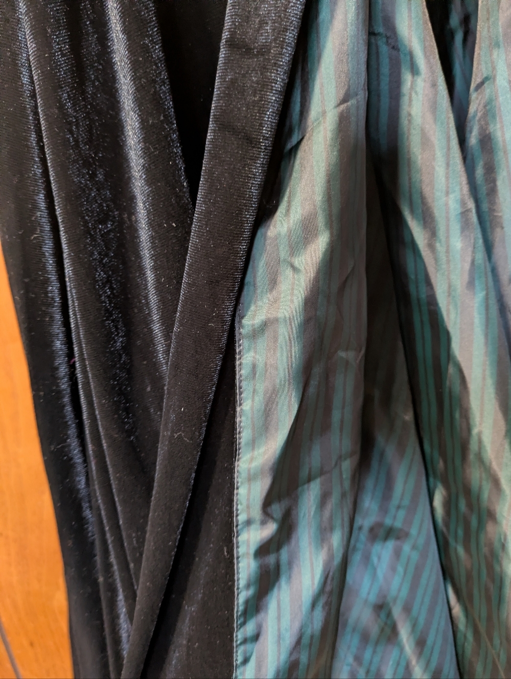 NWT Her Universe Disney The Haunted Mansion Gargoyle Velvet Hooded Cape Ss L/XL - Picture 3 of 10